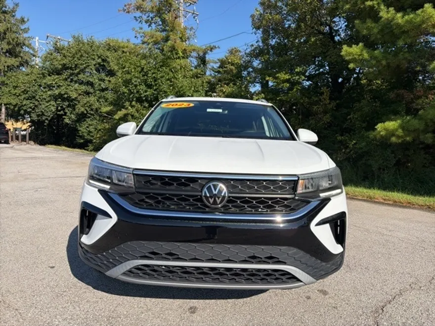 2023 Volkswagen Taos SE photo 1