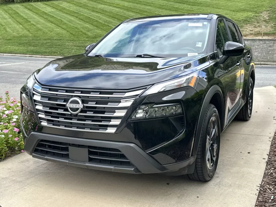 2024 Nissan Rogue SV photo 1