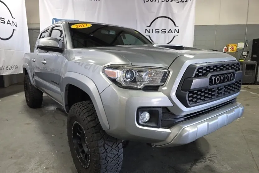 2017 Toyota Tacoma TRD Sport photo 1