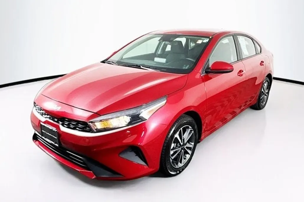 2023 Kia Forte LXS photo 1