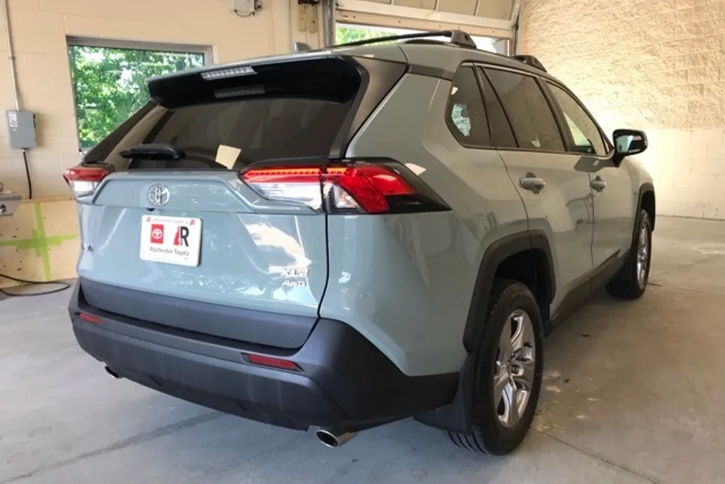 2022 Toyota RAV4 XLE photo 1