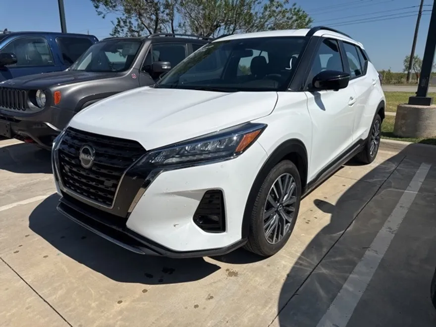2024 Nissan Kicks SR photo 1