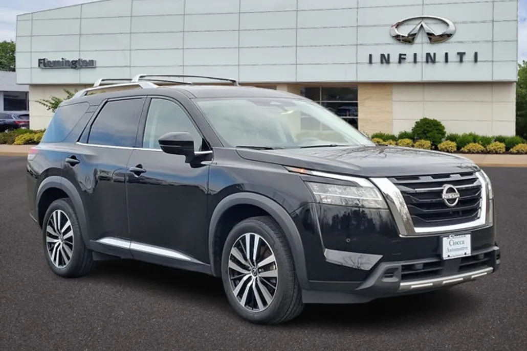 2023 Nissan Pathfinder Platinum photo 1