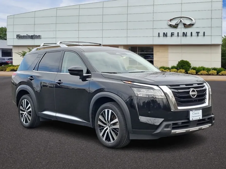 2023 Nissan Pathfinder Platinum photo 1
