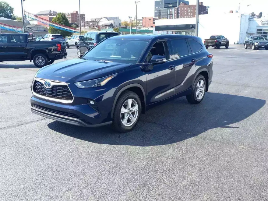 2022 Toyota Highlander Hybrid LE photo 1