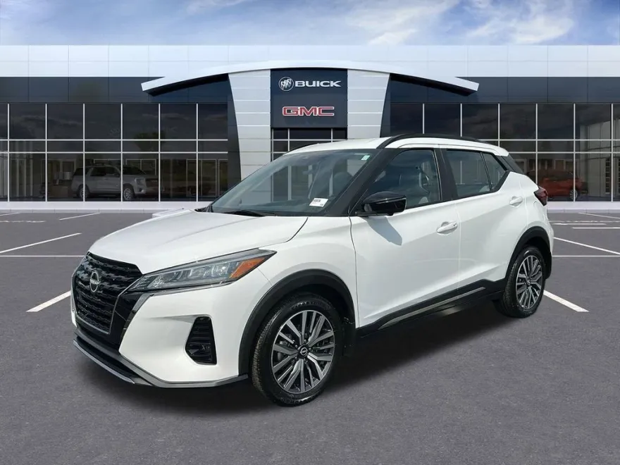2023 Nissan Kicks SR photo 1
