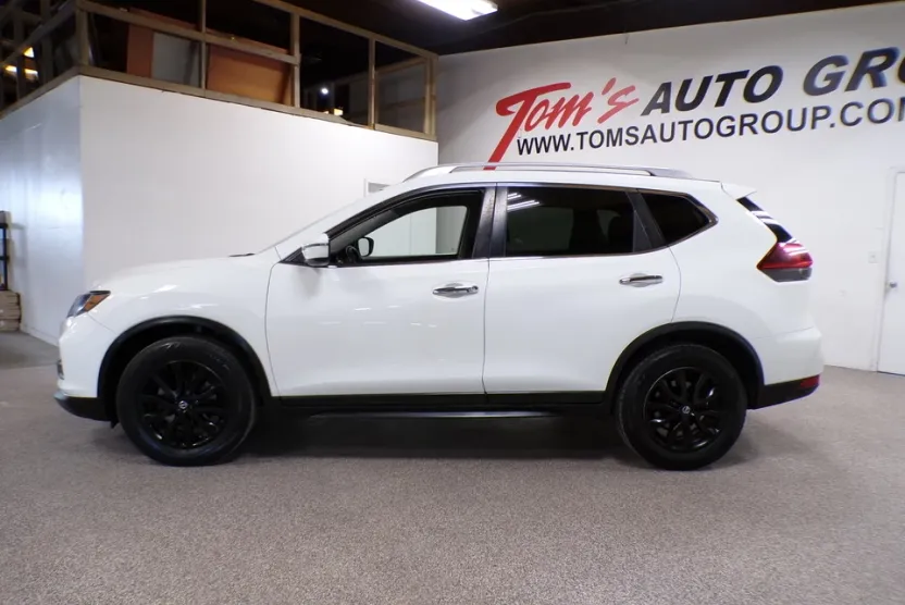 2018 Nissan Rogue SV photo 1