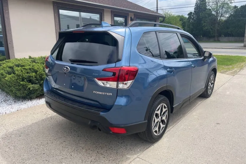 2021 Subaru Forester Premium photo 1