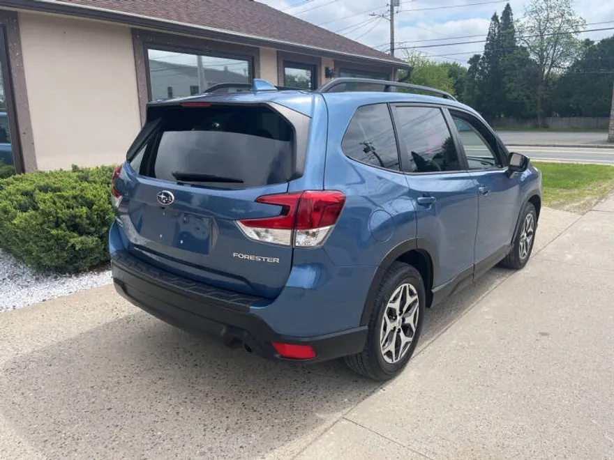 2021 Subaru Forester Premium photo 1