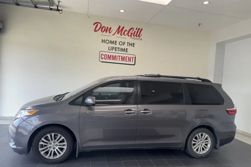 2015 Toyota Sienna XLE photo 1