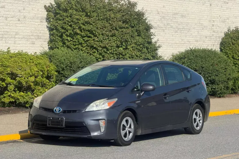 2012 Toyota Prius Four photo 1