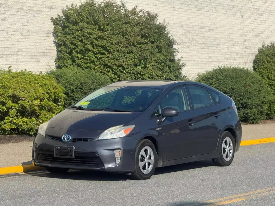 2012 Toyota Prius Four photo 1