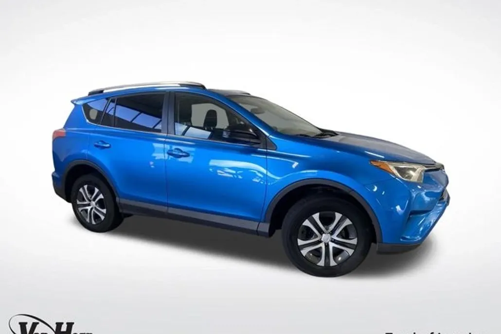 2018 Toyota RAV4 LE photo 1