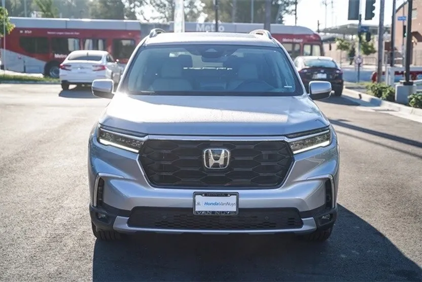 2025 Honda Pilot Touring photo 1