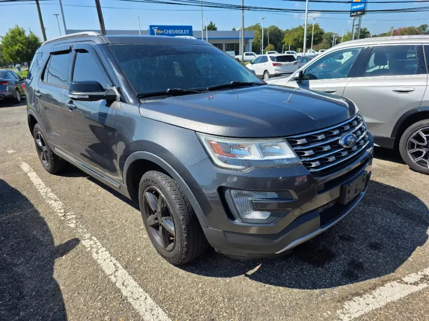 2017 Ford Explorer XLT photo 1