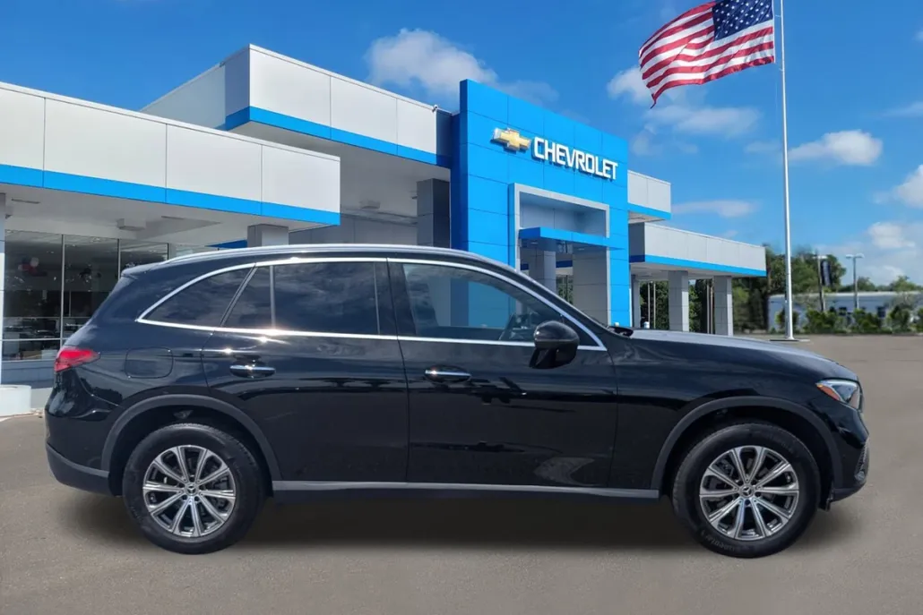2024 Mercedes Benz GLC 300 photo 1