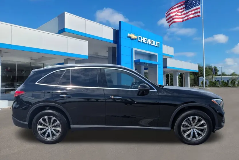 2024 Mercedes Benz GLC 300 photo 1