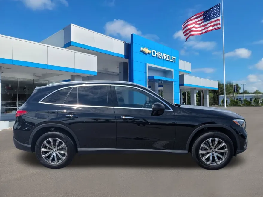 2024 Mercedes Benz GLC 300 photo 1