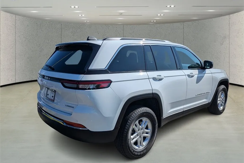2025 Jeep Grand Cherokee Laredo photo 1