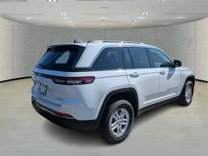 2025 Jeep Grand Cherokee Laredo photo 1