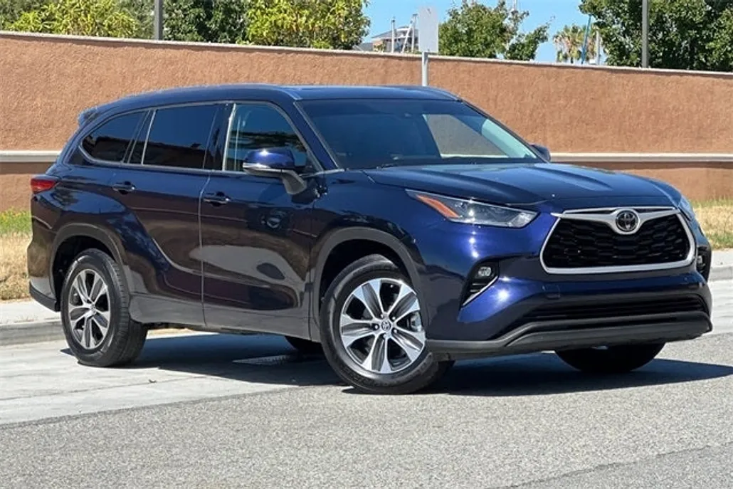 2021 Toyota Highlander XLE photo 1