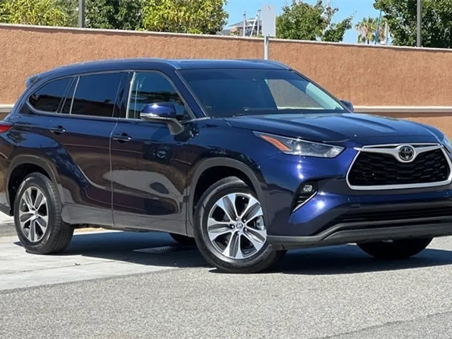 2021 Toyota Highlander XLE photo 1