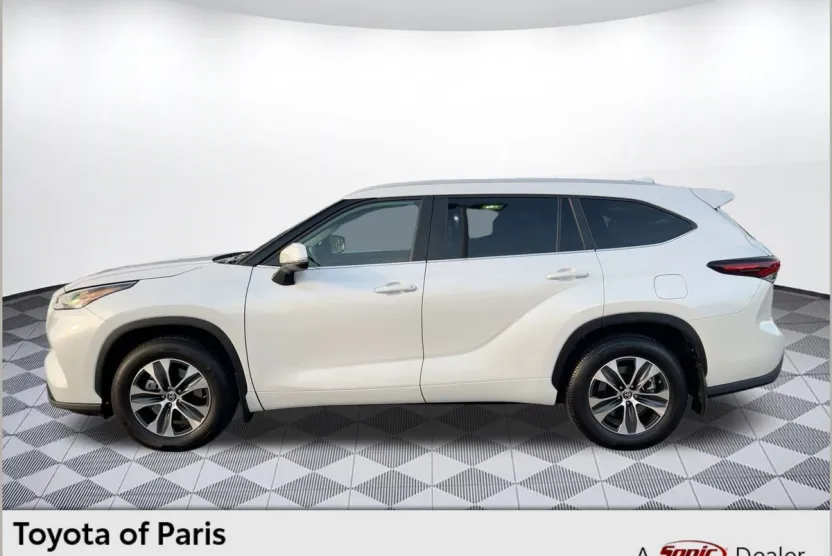 2025 Toyota Highlander XLE photo 1