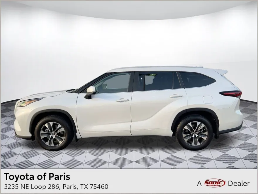 2025 Toyota Highlander XLE photo 1