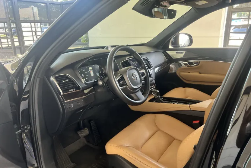 2017 Volvo XC90 T6 AWD Momentum photo 1