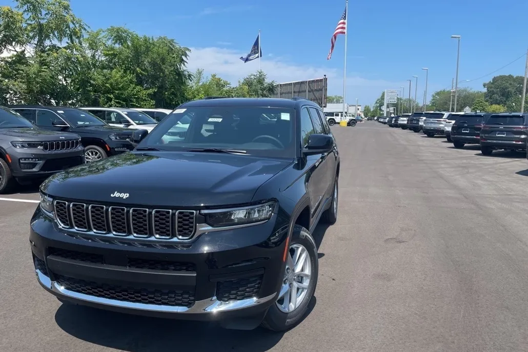 2025 Jeep Grand Cherokee Laredo photo 1