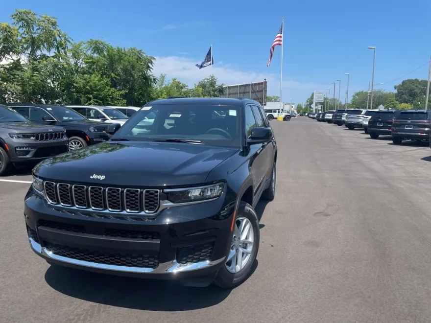 2025 Jeep Grand Cherokee Laredo photo 1