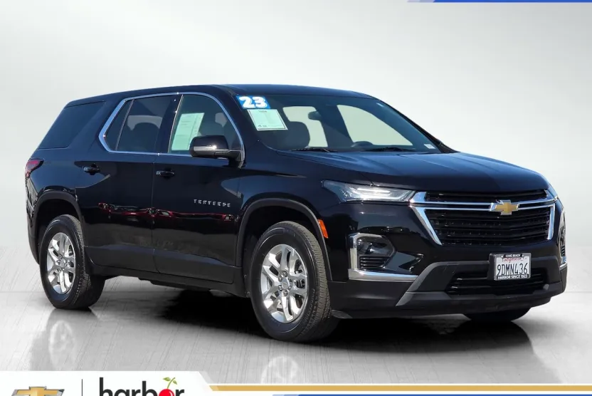 2023 Chevrolet Traverse LS photo 1