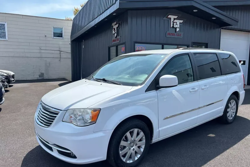 2015 Chrysler Town & Country Touring photo 1