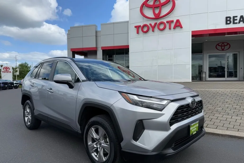 2023 Toyota RAV4 XLE photo 1
