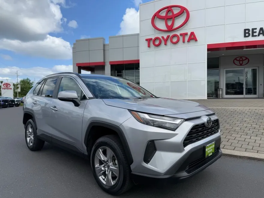 2023 Toyota RAV4 XLE photo 1