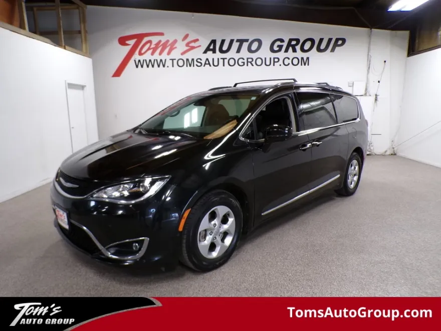 2017 Chrysler Pacifica Touring Plus photo 1