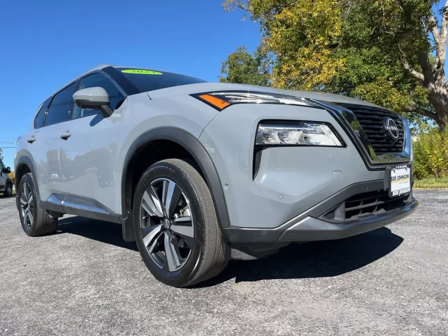 2023 Nissan Rogue SL photo 1