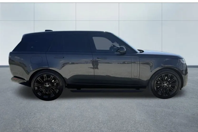 2023 Land Rover Range Rover SE photo 1