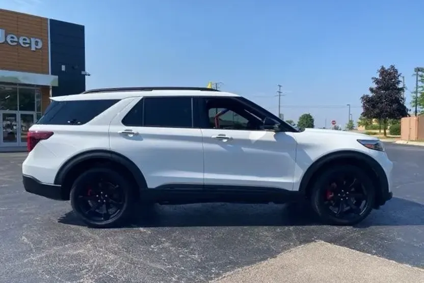 2022 Ford Explorer ST photo 1