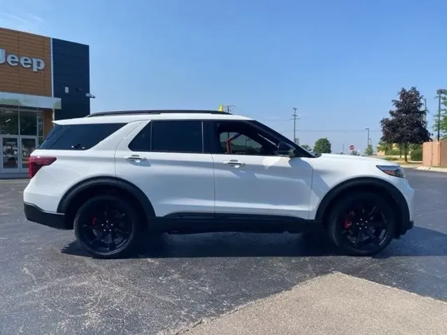 2022 Ford Explorer ST photo 1