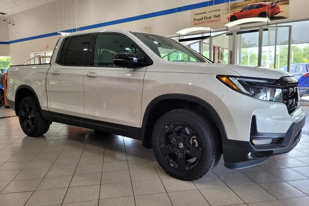2025 Honda Ridgeline Black Edition photo 1