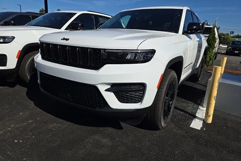 2025 Jeep Grand Cherokee Altitude photo 1