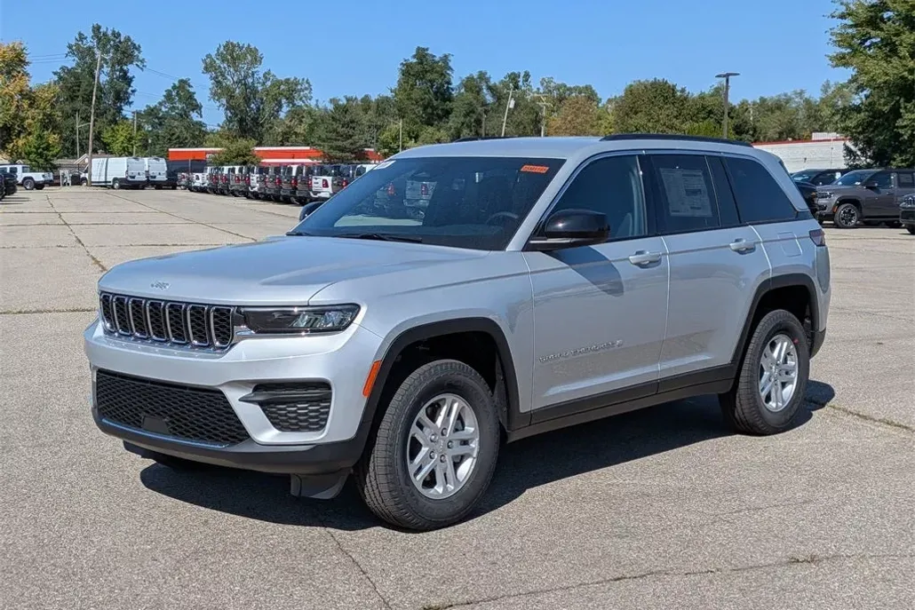 2025 Jeep Grand Cherokee Laredo photo 1