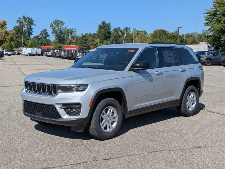 2025 Jeep Grand Cherokee Laredo photo 1