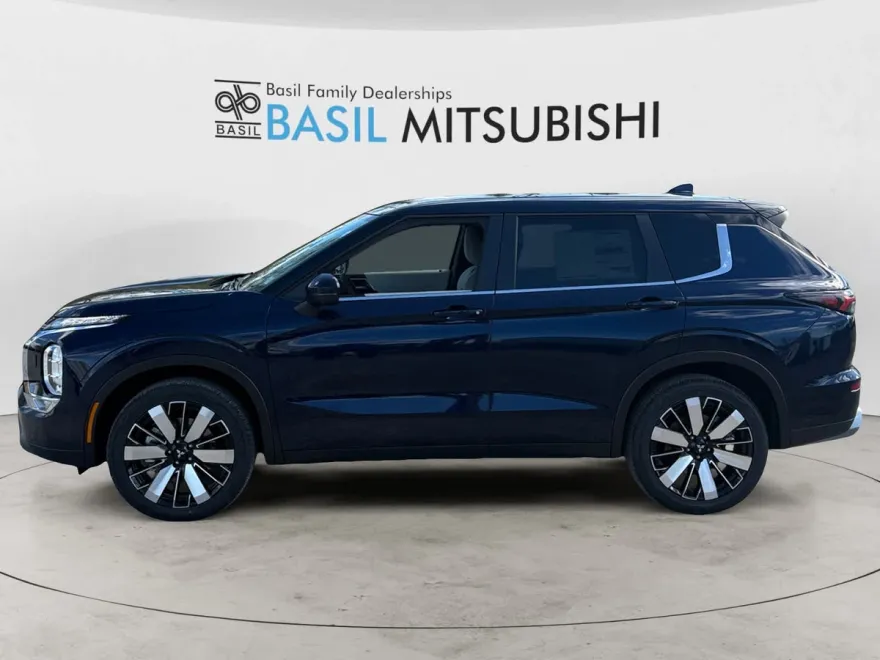 2025 Mitsubishi Outlander SE photo 1
