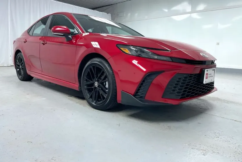 2025 Toyota Camry SE photo 1