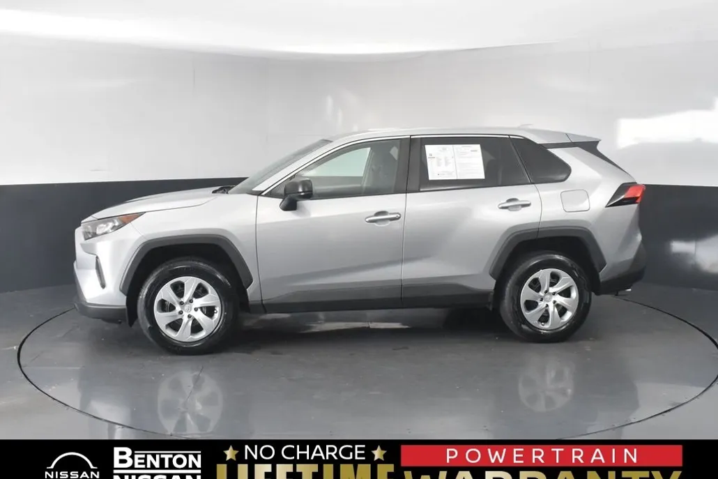 2022 Toyota RAV4 LE photo 1