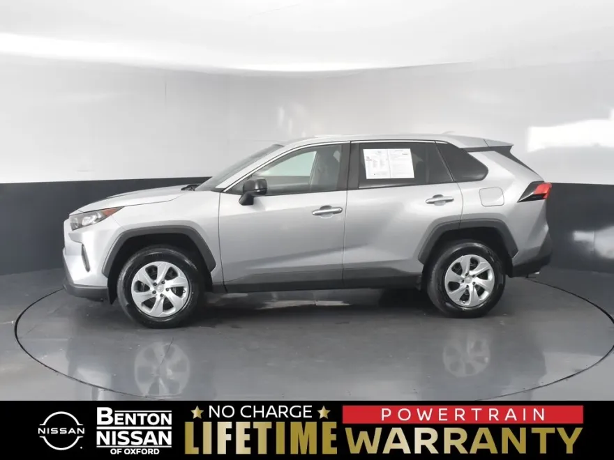 2022 Toyota RAV4 LE photo 1