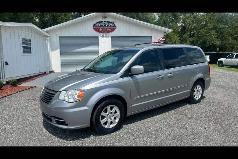 2013 Chrysler Town & Country Touring photo 1