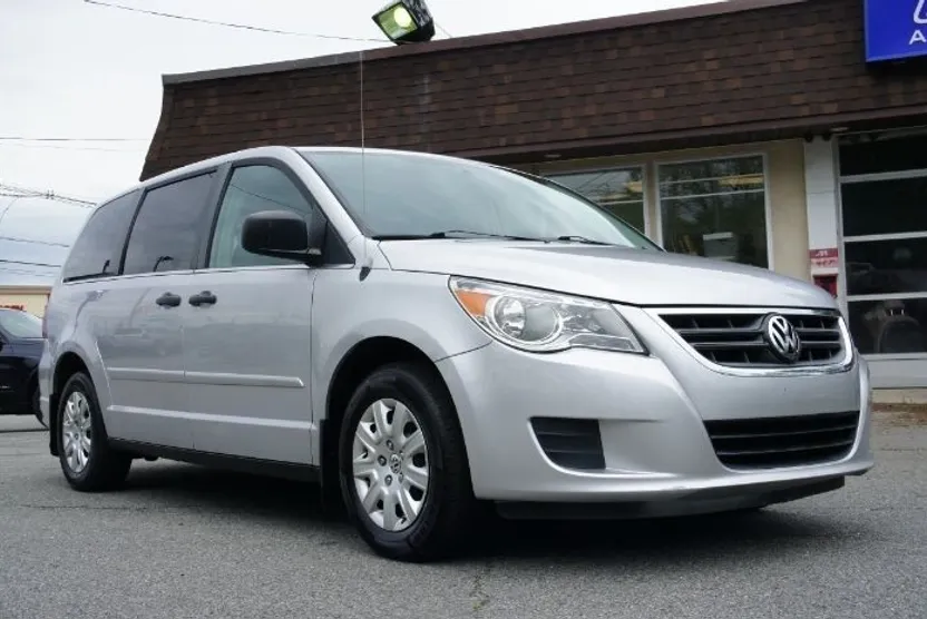 2011 Volkswagen Routan S photo 1